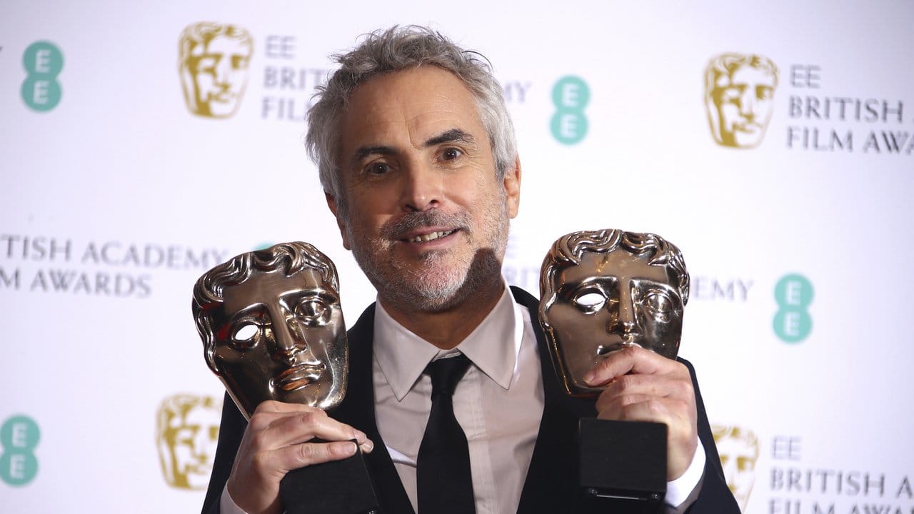 Alfonso Cuarón mit seinen beiden Baftas (Bester Regisseur, Bester Film).