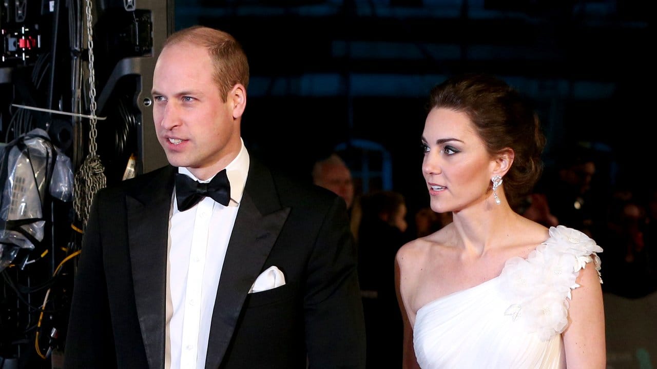 Prinz William (l) und seine Frau, Herzogin Kate von Cambridge, kamen zu den Bafta-Awards in die Royal Albert Hall.