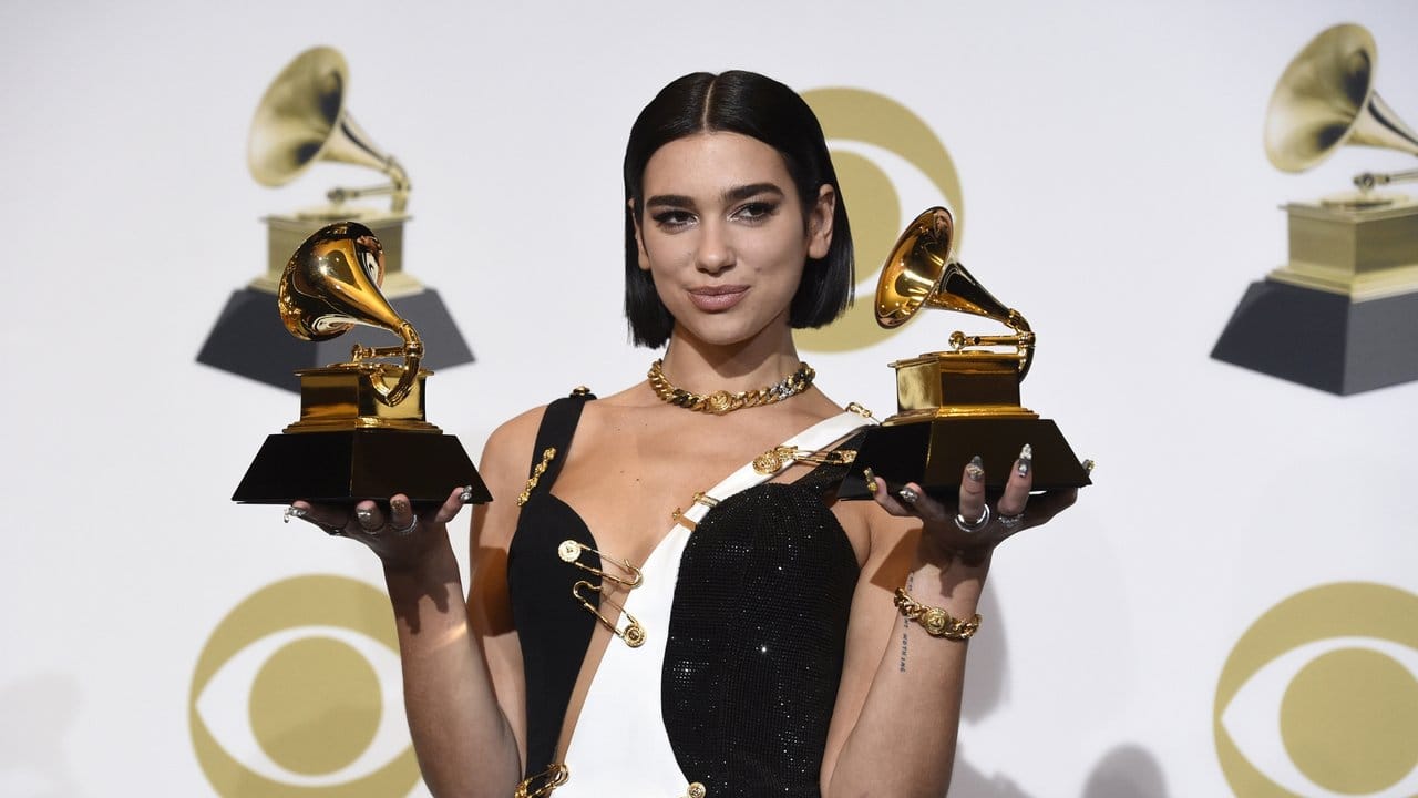 Dua Lipa mit ihren Grammys.