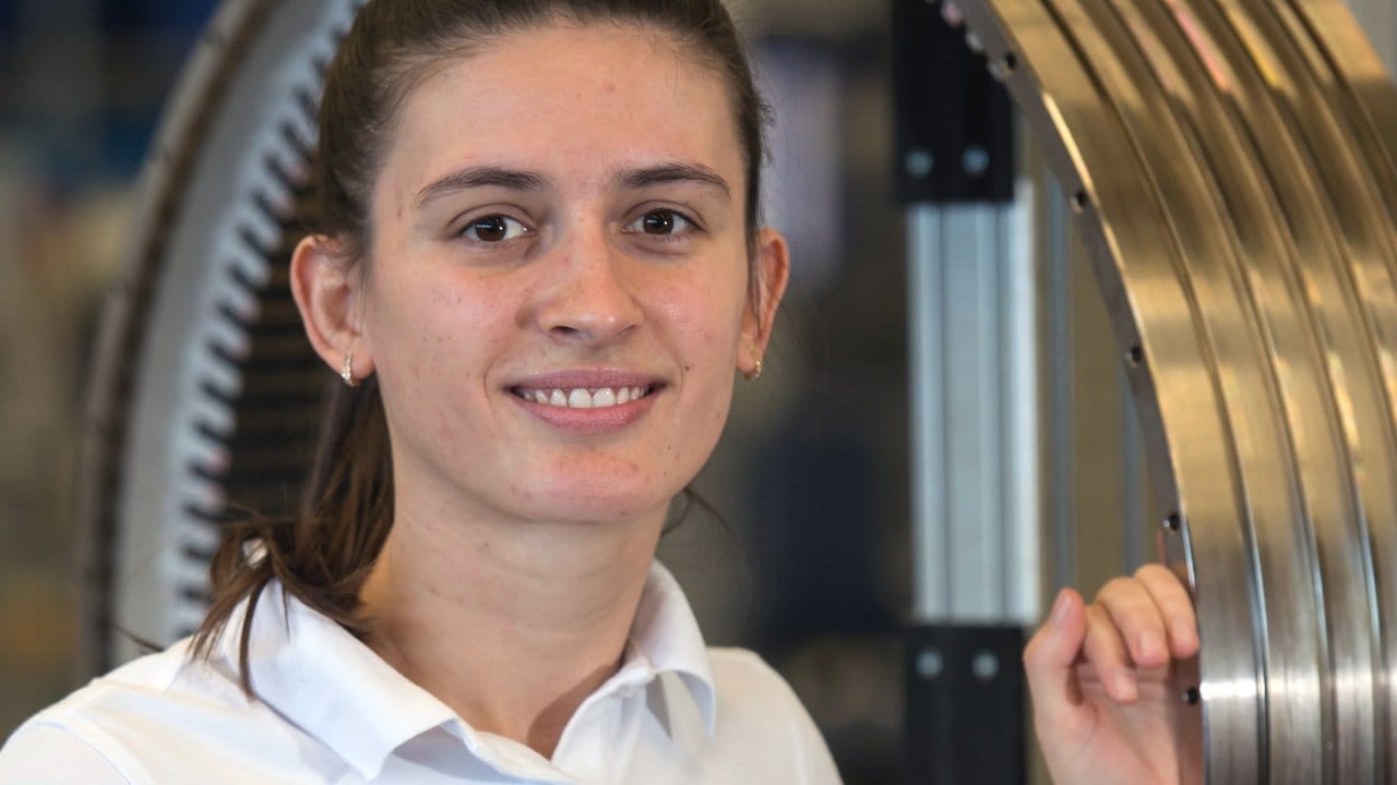 Zwei Jahre viel Praxis: In ihrer Ausbildung zur Industrieelektrikerin lernt Anita Majnović alle Grundlagen, die für Berufe in der Elektroindustrie relevant sind.