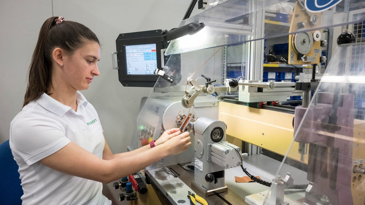 Wer wie Anita Majnović eine Ausbildung zum Industrieelektriker macht, hat schon nach zwei Jahren einen Abschluss: Hier stellt die 26-Jährige Spulen für Direktantriebe an einer Wickelmaschine her.