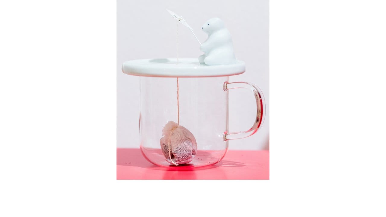 Witzige Designs finden sich in der fröhlichen Welt des "Joyfilled Ambience" wieder - etwa eine Tasse, auf deren Deckel ein Eisbär sitzt, der den Teebeutel an der Angelschnur hält.