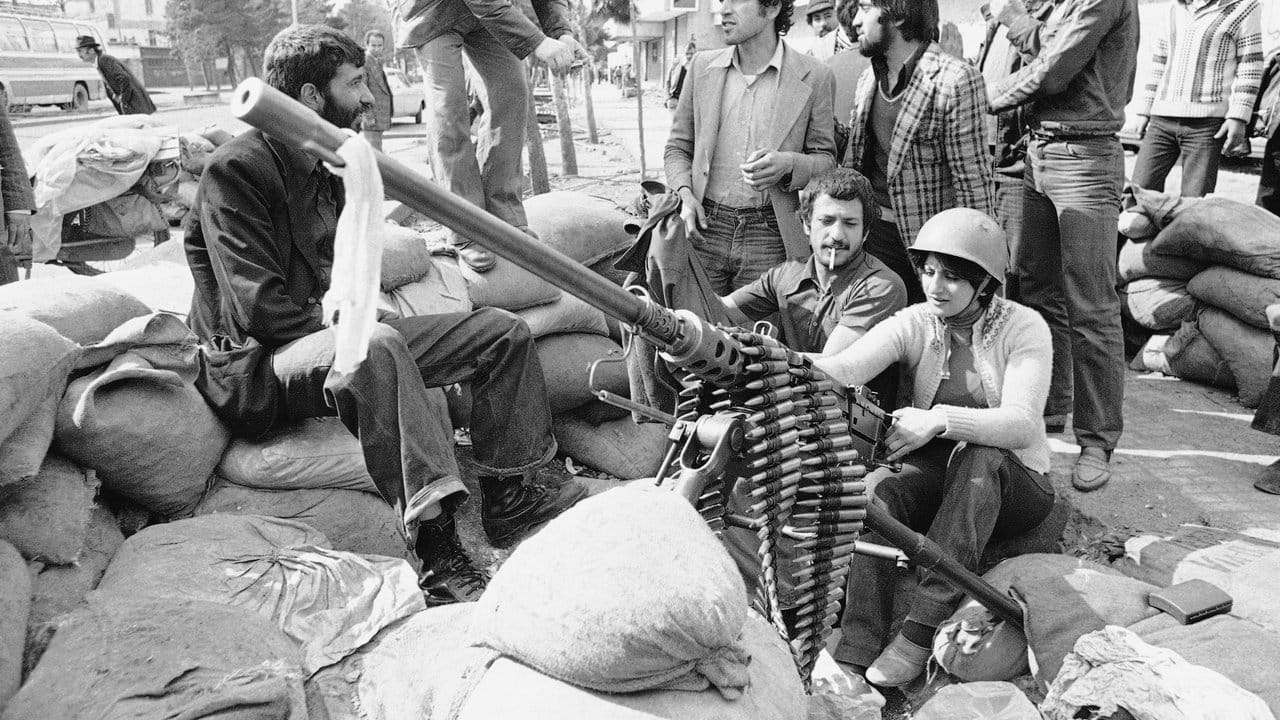 Februar 1979: Eine Iranerin sitzt an einem Maschinengewehr.