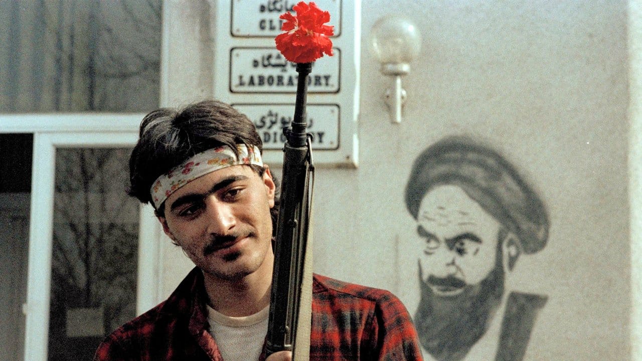 Februar 1979: Ein Chomeini-Anhänger hält ein Gewehr mit einer roten Nelke.