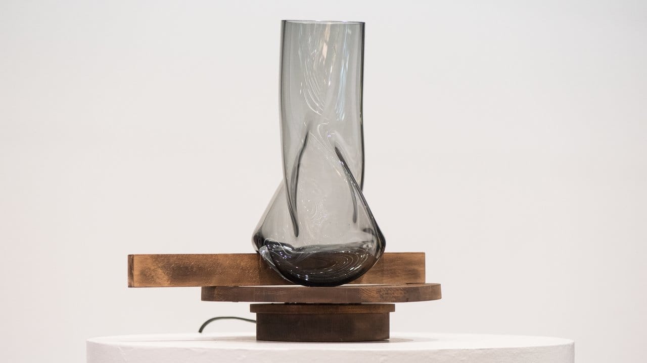Die heiße Glasmasse der Vase von Jihye Kang wird auf eine Holzleiste am Boden gesetzt, wodurch sich eine Kerbe am Boden ergibt.