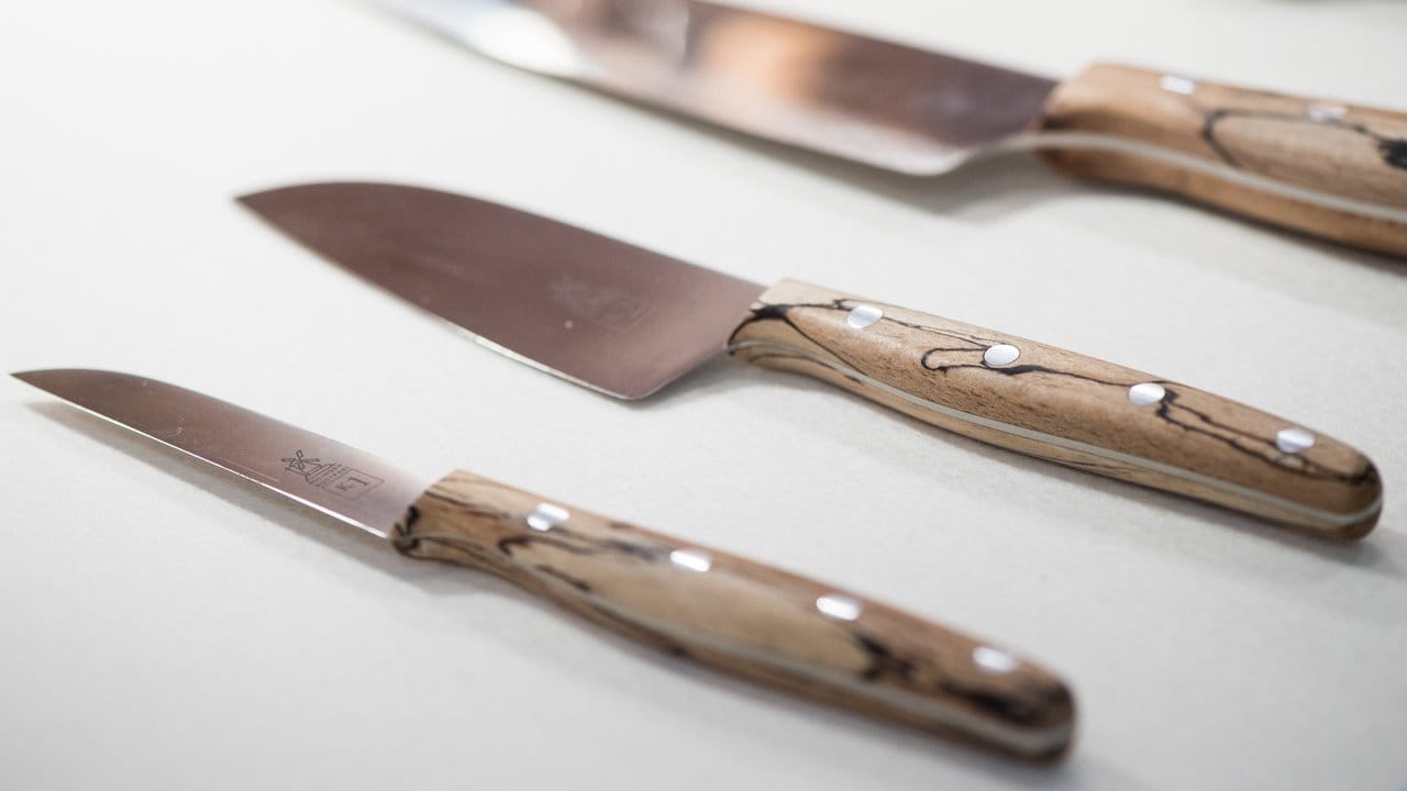 Messer mit Holzgriffen liegen im Trend.