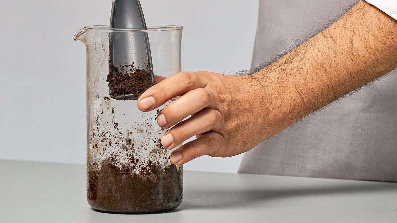Good Grips Coffee Grounds Cleaning Scoop von OXO International ist ein besonders geformter Löffel, mit dem sich Reste aus der Presskaffeekanne leichter entfernen lassen.