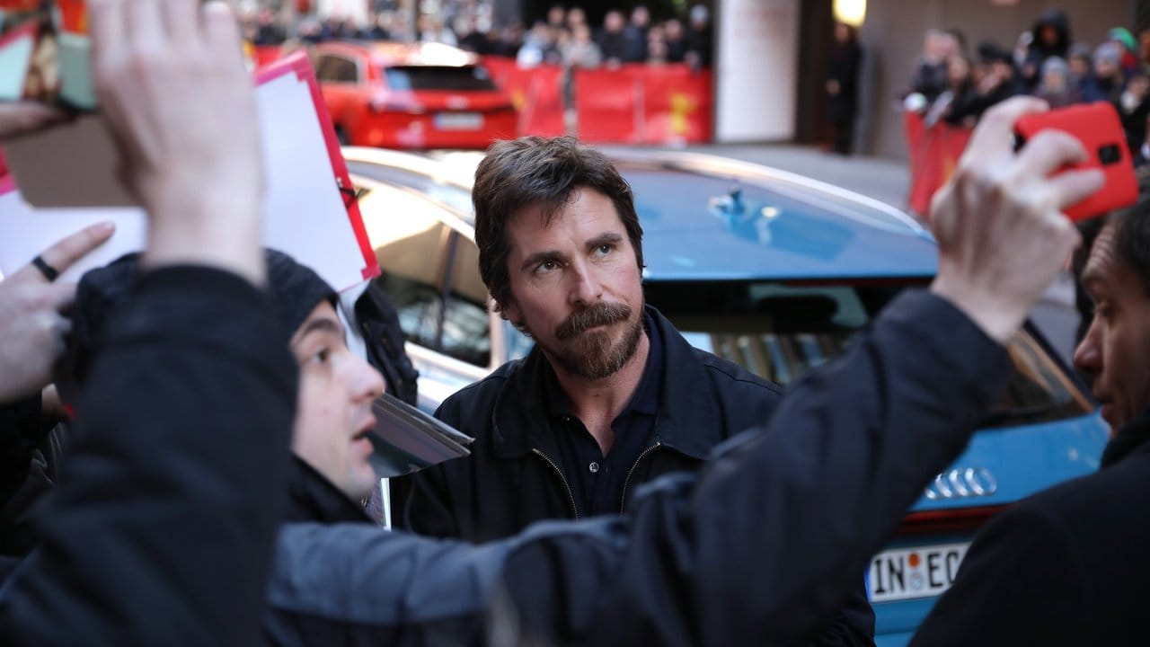 nach der Pressekonferenz lässt Christian Bale sich von Fans fotografieren. nach der Pressekonferenz lässt Christian Bale sich von Fans fotografieren.