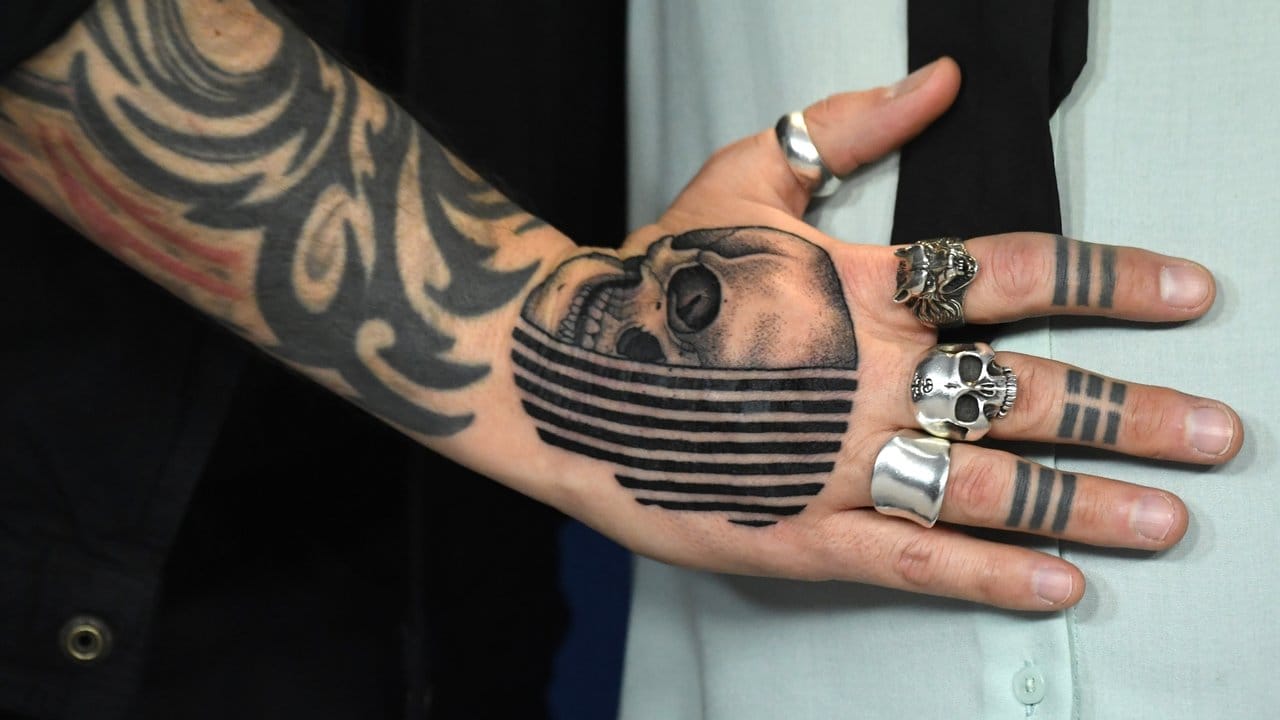 Der "Répertoire des villes disparues (Ghost Town Anthology)"-Regisseur zeigt seine Tattoos und Silberringe. Der "Répertoire des villes disparues (Ghost Town Anthology)"-Regisseur zeigt seine Tattoos und Silberringe.