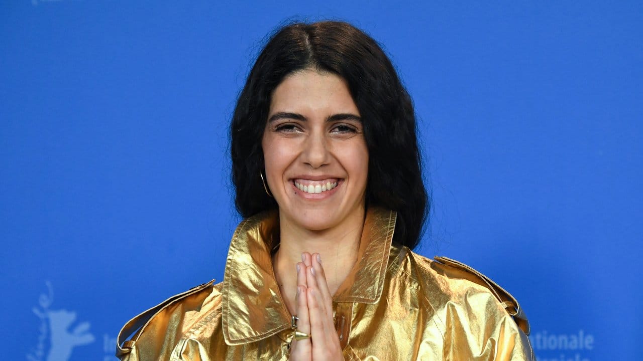 Cemre Ebüzziya, Schauspielerin in "Kiz Kardesler (A Tale of three Sisters)", glänzt auf der Berlinale. Cemre Ebüzziya, Schauspielerin in "Kiz Kardesler (A Tale of three Sisters)", glänzt auf der Berlinale.