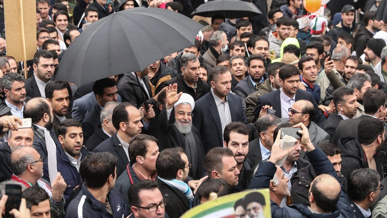 Präsident Hassan Ruhani winkt bei seiner Ankunft zur Großkundgebung in Teheran.