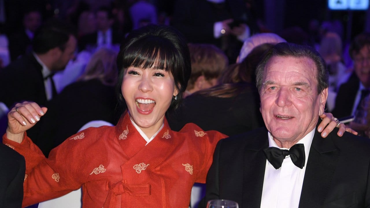 Altbundeskanzler Gerhard Schröder und seine Frau Soyeon Kim amüsieren sich.