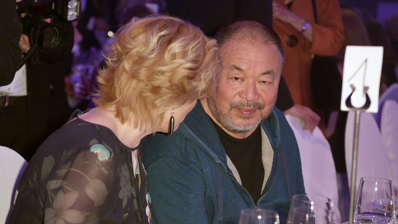 Der chinesischer Künstler Ai Weiwei unterhält sich mit Bundeslandwirtschaftsministerin Julia Klöckner.