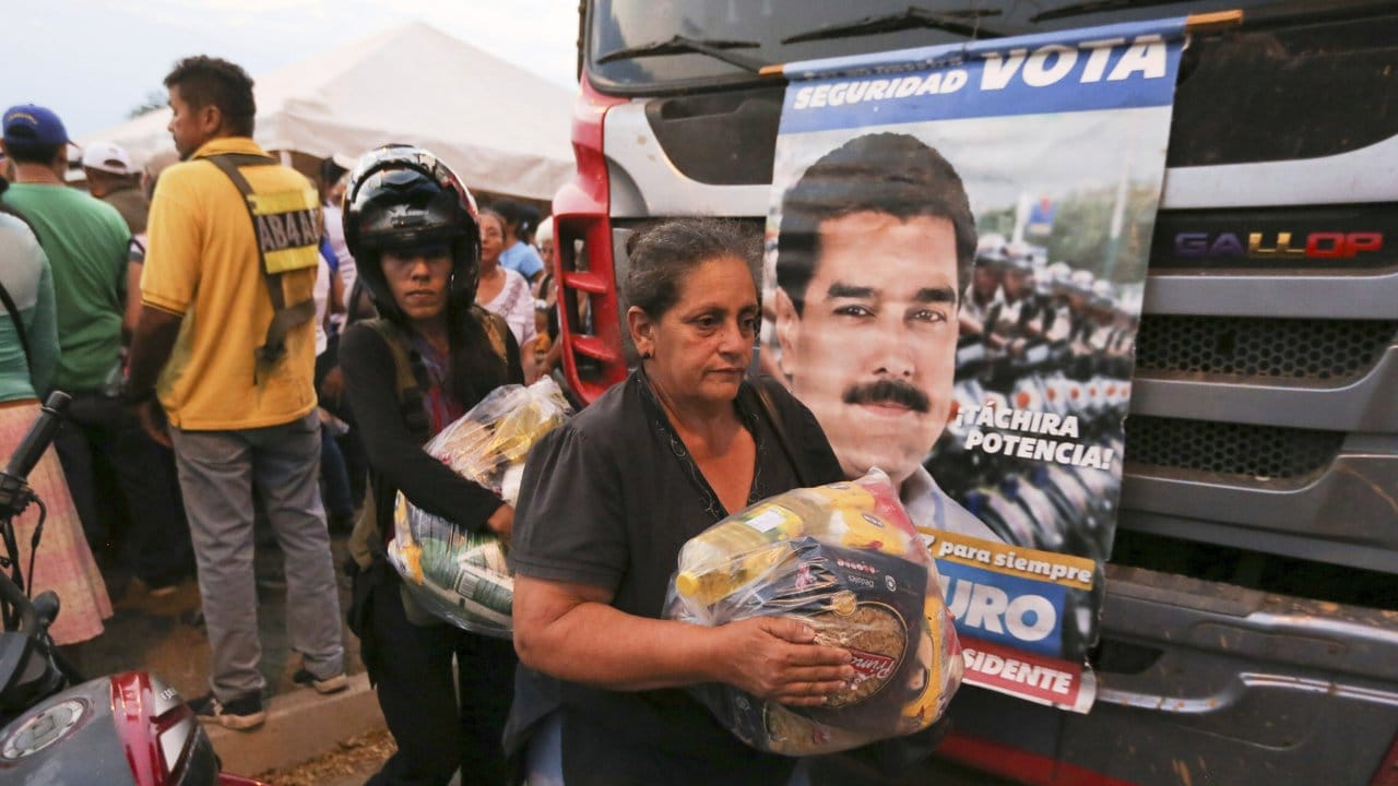 Präsident Maduro bezeichnet von der Opposition als notwendig erachtete Hilfslieferungen als politische "Show" - seine Regierung verteilt allerdings selbst Lebensmittel an Bedürftige.