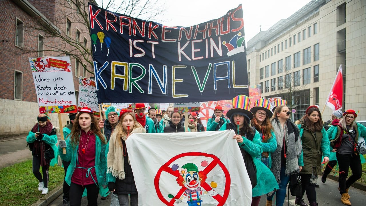 "Krankenhaus ist kein Karneval": Mitarbeiter der Unikliniken demonstrieren in Düsseldorf.