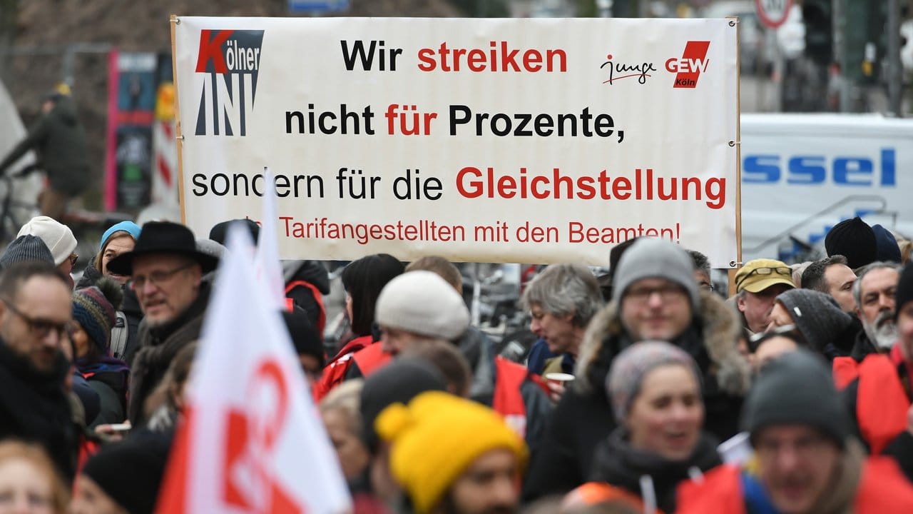 Angestellte Lehrer fordern bei einer Kundgebung in Köln die Gleichstellung mit Beamten.