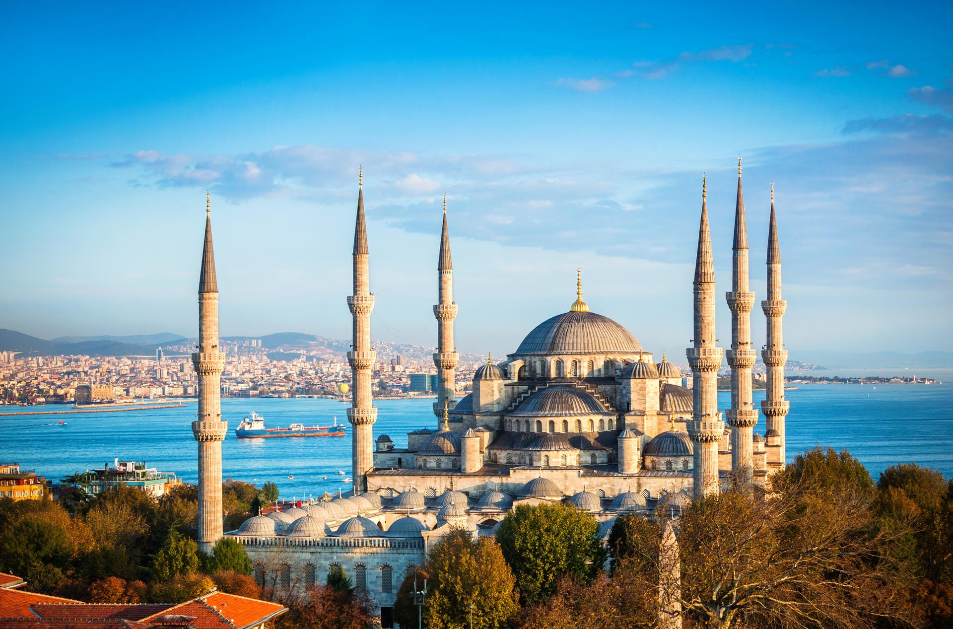 Blaue Moschee in Istanbul: Die Kurse der Türkischen Lira schwanken stark und sind zuletzt so niedrig, wie seit 15 Jahren nicht.