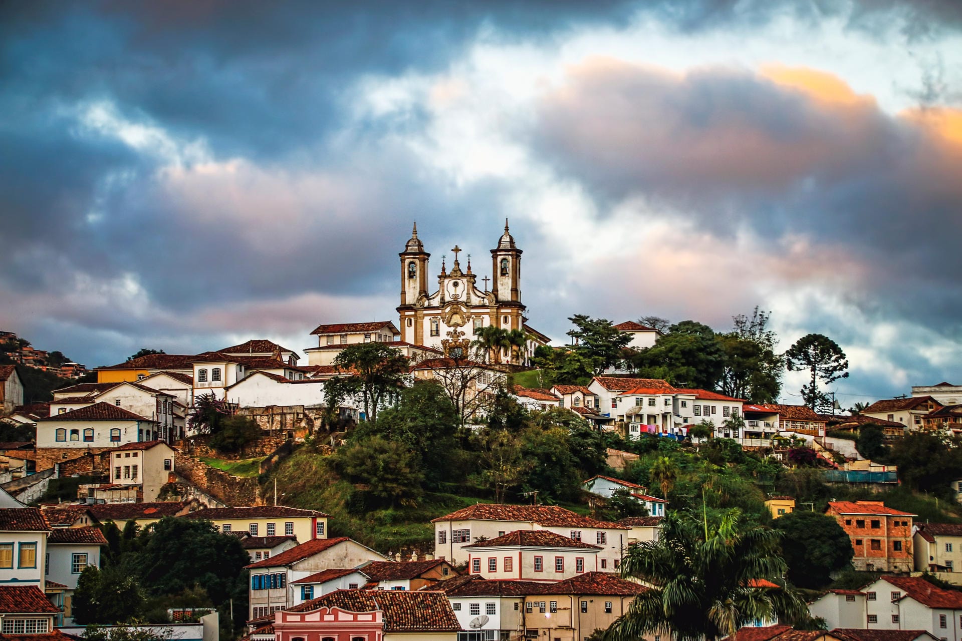 Kathedrale in Ouro Preto: Wer die Dschungelstadt Ouro Preto in Brasilien besuchen möchte, sollte die Gelegenheit nutzen, solang die Eurokurse so günstig sind.