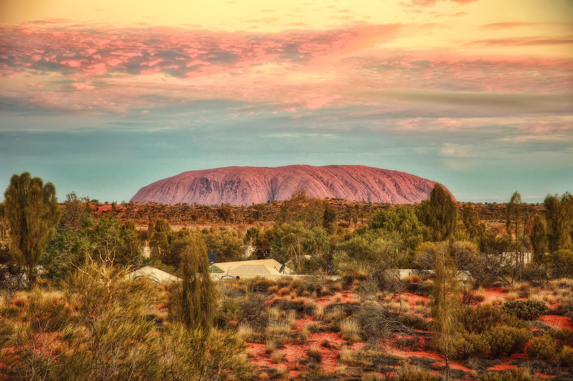 Uluru in Australien: Trotz eines starken Euros ist ein Urlaub in Australien immer noch teuer. Ein Abendessen in einem mittelklassigen Restaurant kostet rund 50 Euro.