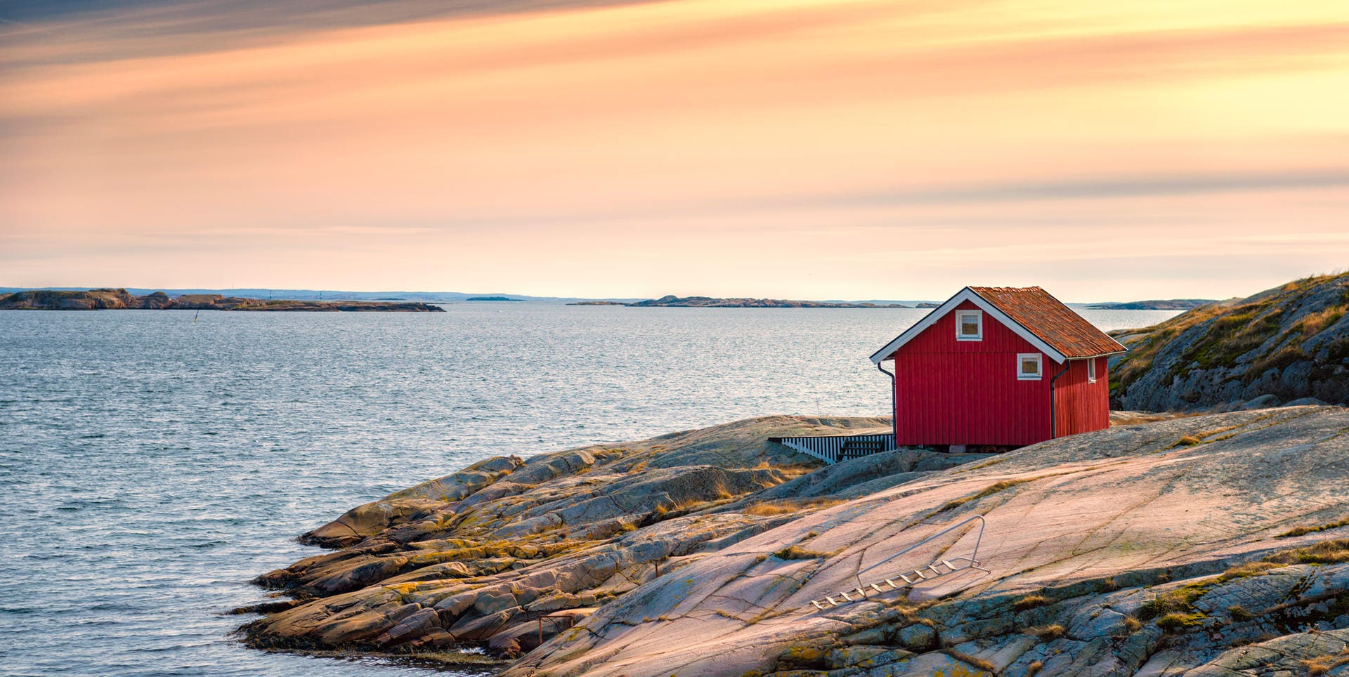 Hütte am Strand in Schweden: Obwohl der Euro im Vergleich zur Schwedischen Krone an Wert gewonnen hat, bleibt ein Urlaub in Schweden teuer.