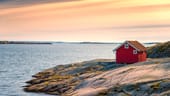 Hütte am Strand in Schweden: Obwohl der Euro im Vergleich zur Schwedischen Krone an Wert gewonnen hat, bleibt ein Urlaub in Schweden teuer.