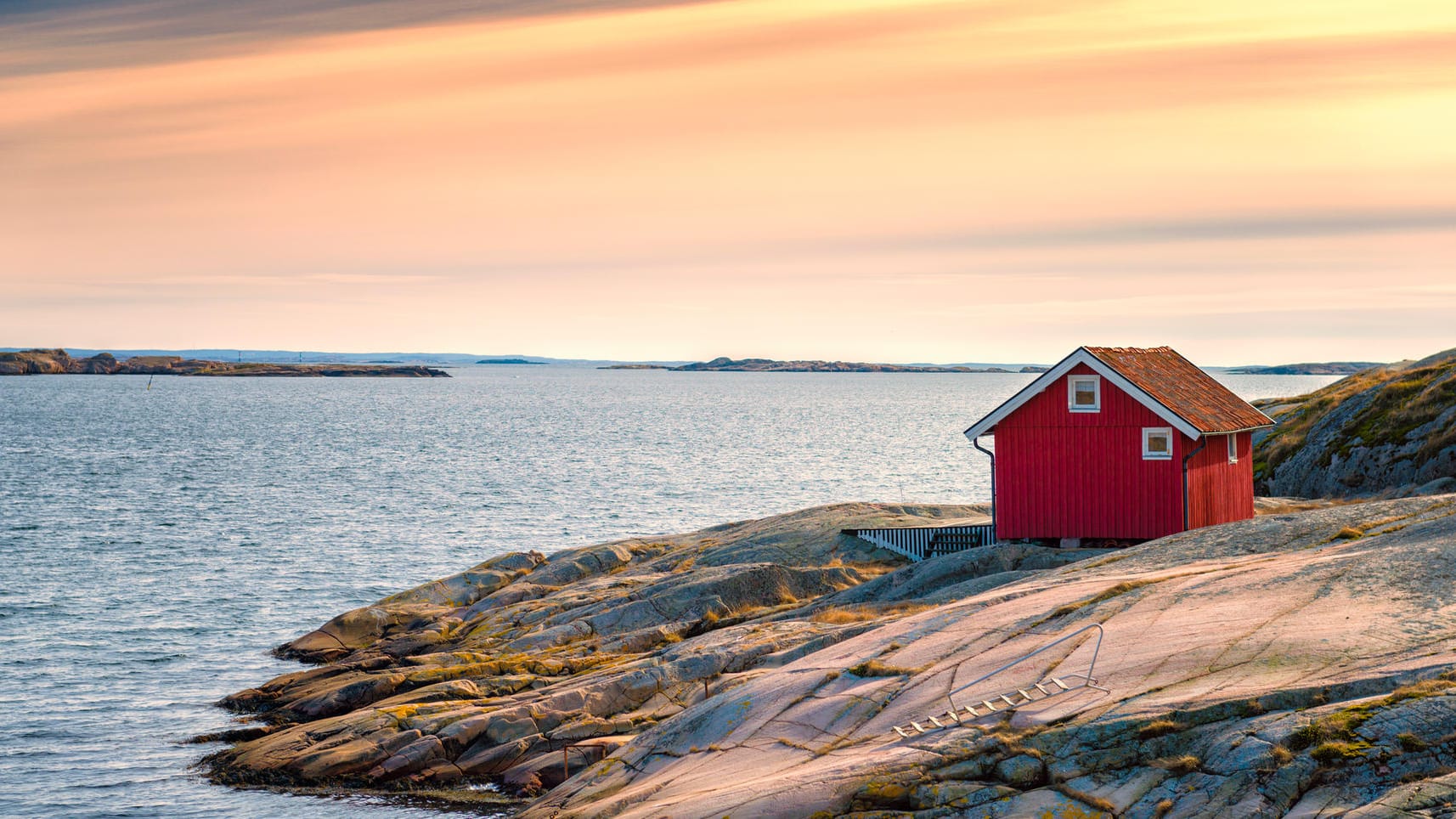 Hütte am Strand in Schweden: Obwohl der Euro im Vergleich zur Schwedischen Krone an Wert gewonnen hat, bleibt ein Urlaub in Schweden teuer.