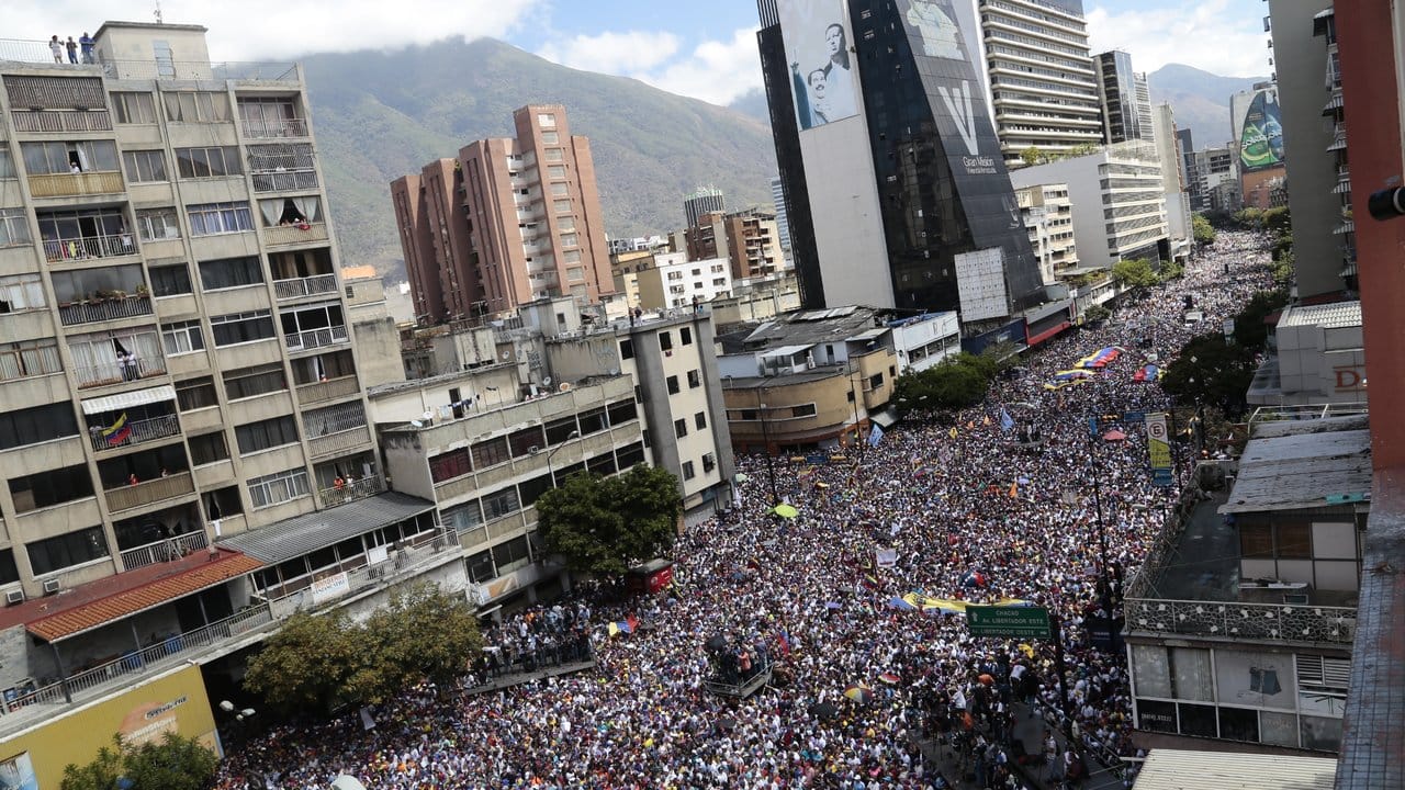 Massendemonstration in der venezolanischen Hauptstadt Caracas gegen die Regierung von Präsident Maduro.