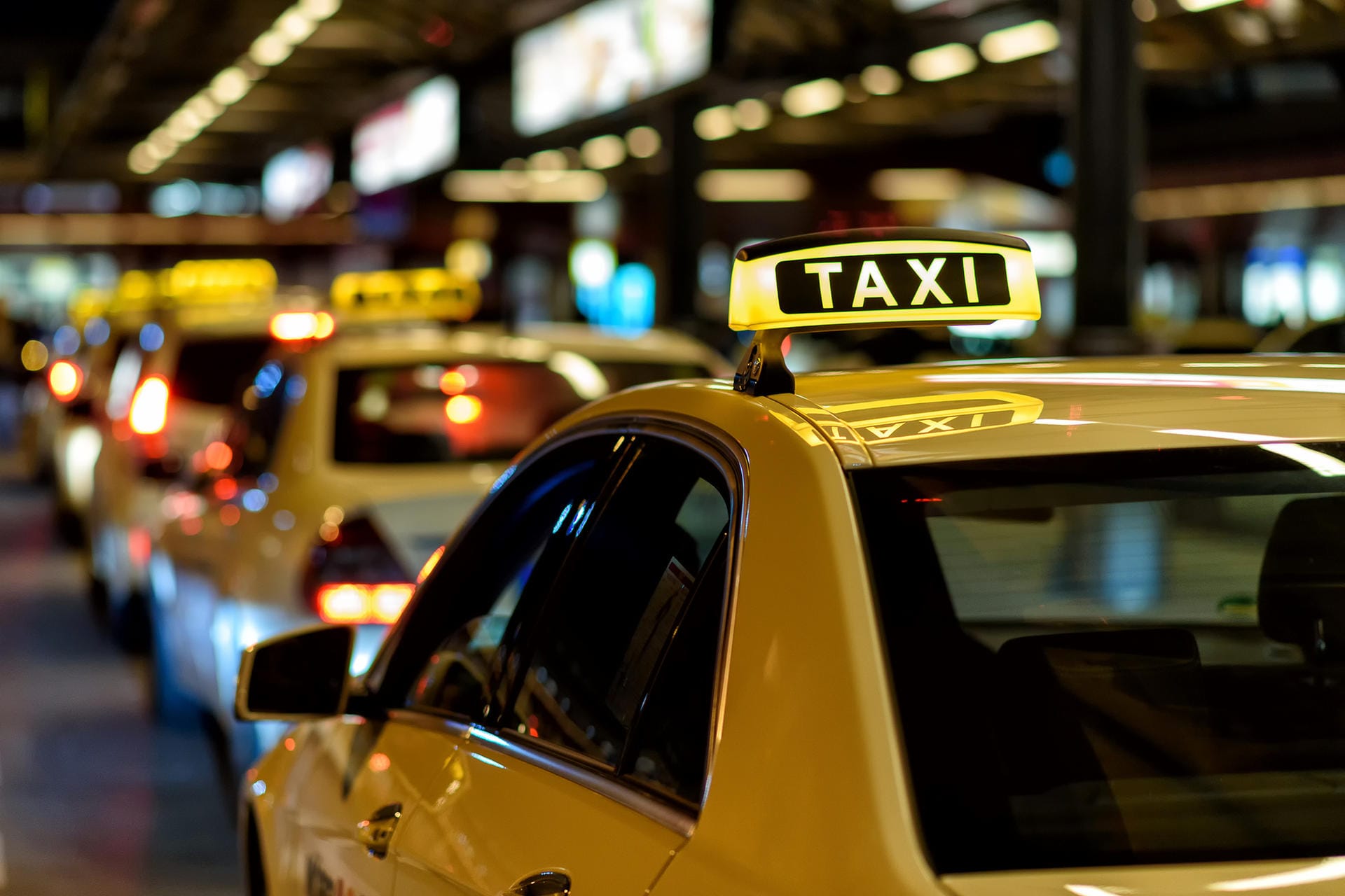 Deutsches Taxi: Mit im Durchschnitt 38 Euro fallen Taxifahrten in der Bundesrepublik noch in die Kategorie „günstig“.