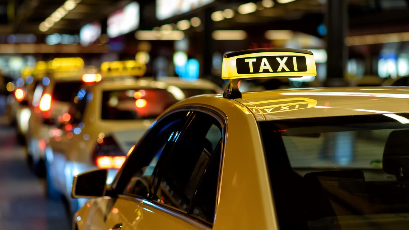Deutsches Taxi: Mit im Durchschnitt 38 Euro fallen Taxifahrten in der Bundesrepublik noch in die Kategorie „günstig“.