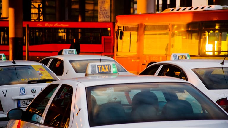 Taxi in Spanien: Eine Fahrt vom Flughafen in die Stadt kostet im Schnitt 28 Euro