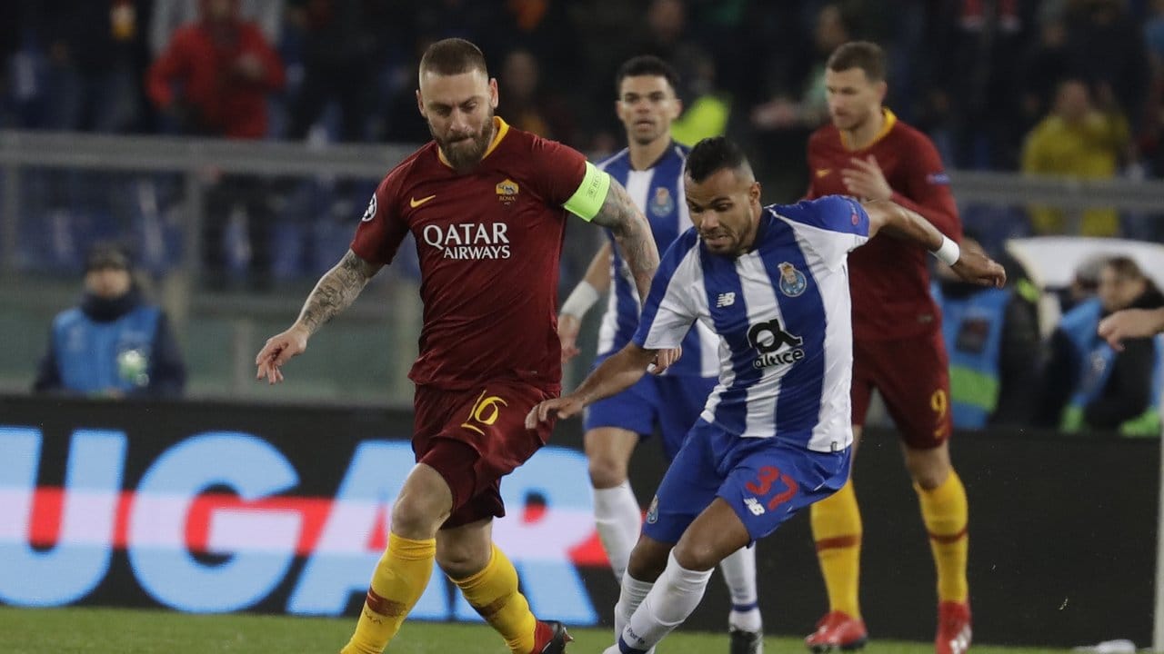 Roma-Kapitän Daniele De Rossi (l) verfolgt Portos Fernando.