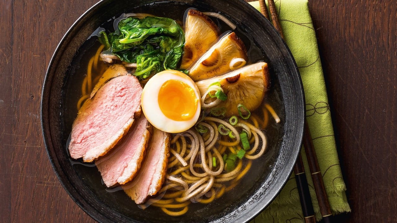 Entenbrust und Shiitakepilze eignen sich gut als Einlage in diesem von Sojasauce (Shoyu) geprägten Ramen-Gericht.