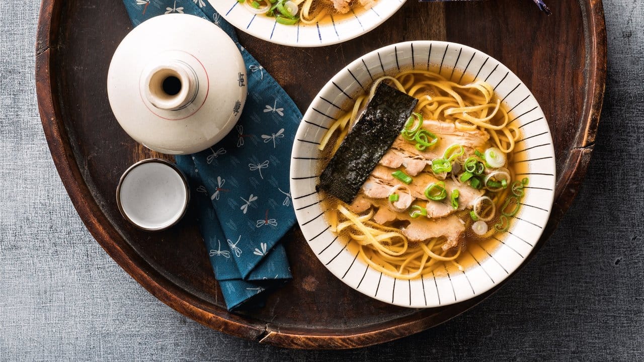 Die "Tampopo-Nudelsuppe" besteht aus Ramen, in dünne Scheiben geschnittenen Schweinebauch, Frühlingszwiebeln und einen Streifen vom Nori-Blatt.