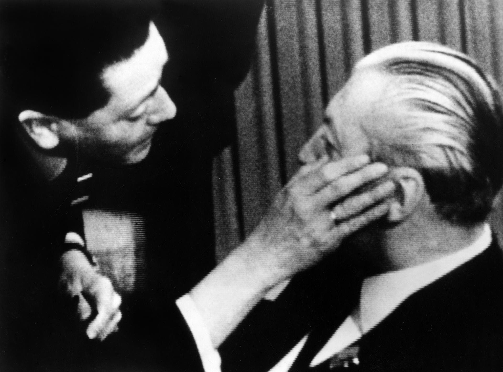 November 1968: Nach der Ohrfeige von Beate Klarsfeld wird der Bundeskanzler versorgt.