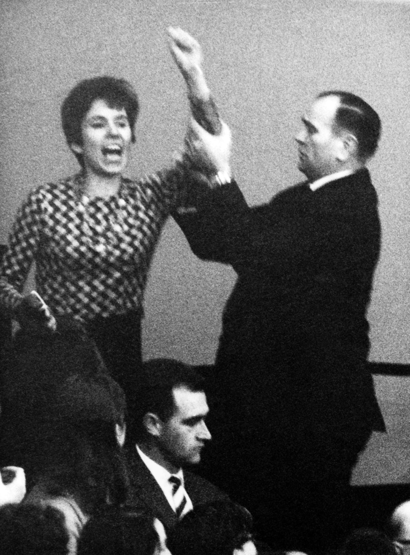 April 1968: Beate Klarsfeld beschimpft während einer Bundestagssitzung von der Zuschauertribüne im Bundestag Bundeskanzler Kiesinger als "Nazi" und "Verbrecher".
