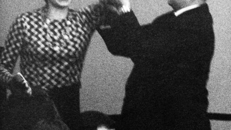 April 1968: Beate Klarsfeld beschimpft während einer Bundestagssitzung von der Zuschauertribüne im Bundestag Bundeskanzler Kiesinger als "Nazi" und "Verbrecher".