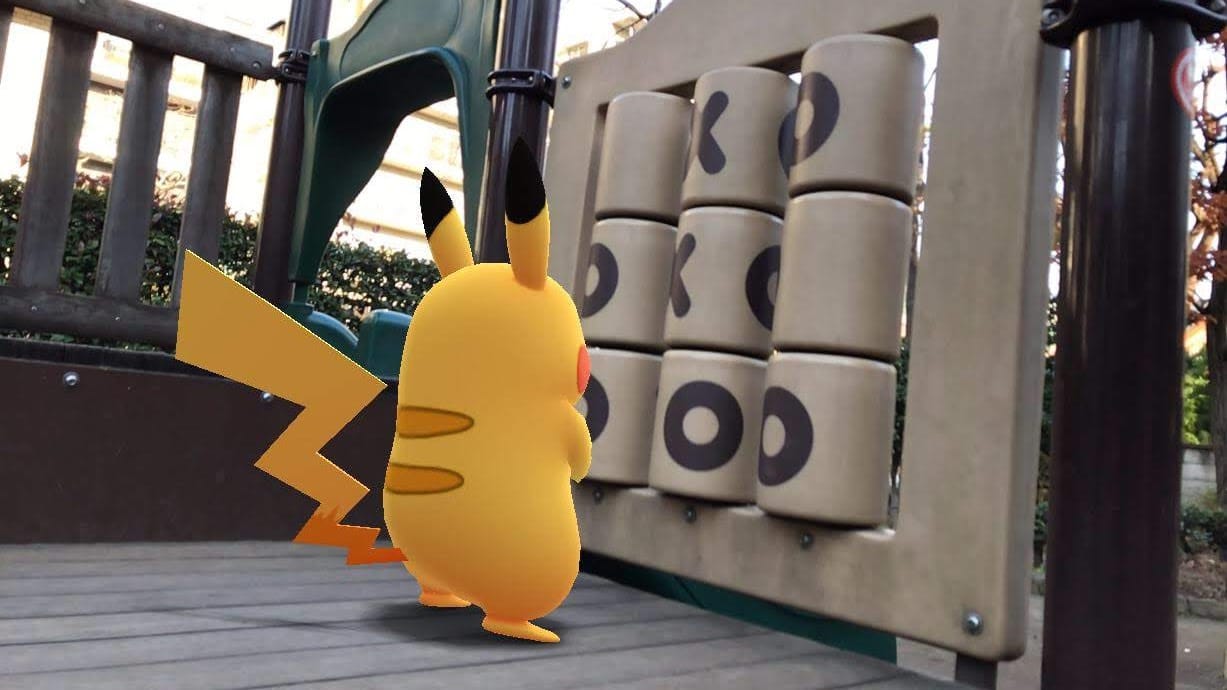 Ein Pikachu guckt auf ein Tic-Tac-Toe-Spiel.