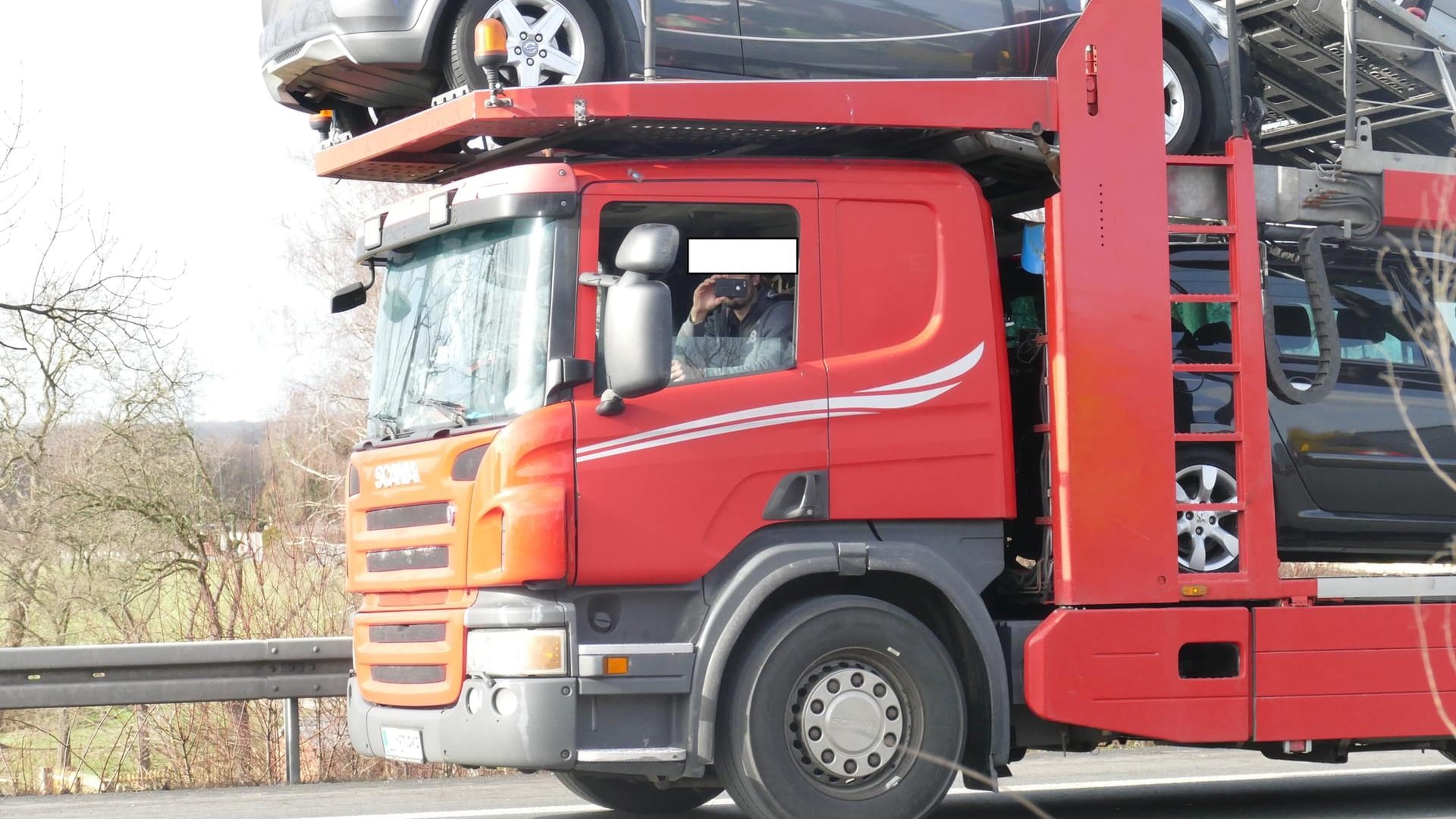 Die Gesichter der Autofahrer wurden verfremdet.