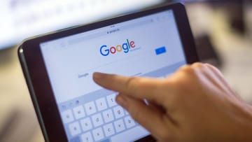 Plattformen wie Google News sollen für das Anzeigen von Artikel-Ausschnitten in ihren Suchergebnissen künftig Geld an die Verlage zahlen.