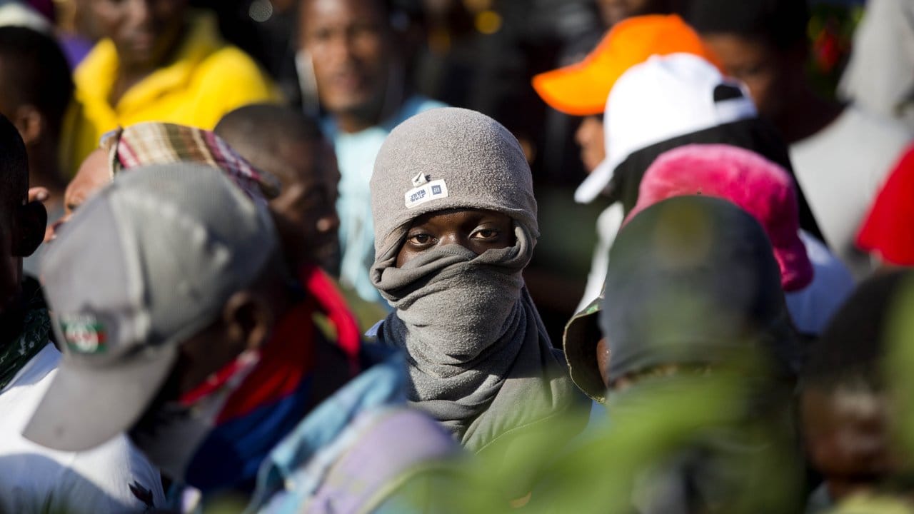 Maskierte Demonstranten bei einer Protestaktion gegen die Regierung.