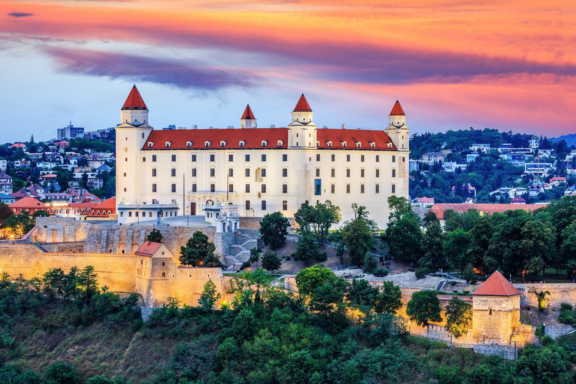 Burg Bratislava: Auf Platz neun liegt die slowakische Hauptstadt Bratislava. Besucher können für wenig Geld Sehenswürdigkeiten wie die Burg Bratislava besuchen.