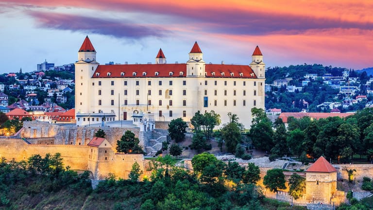 Burg Bratislava: Auf Platz neun liegt die slowakische Hauptstadt Bratislava. Besucher können für wenig Geld Sehenswürdigkeiten wie die Burg Bratislava besuchen.
