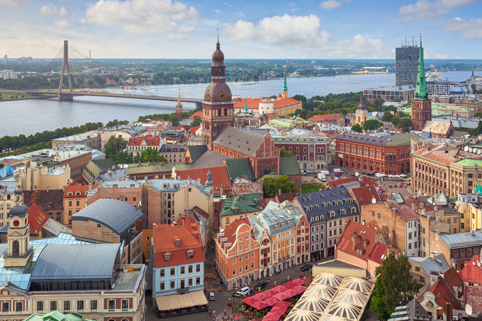 Riga: Wer die Altstadt der lettischen Hauptstadt entdecken will, hat Glück. Ein Kurztrip für zwei Personen kostet rund 294 Euro.