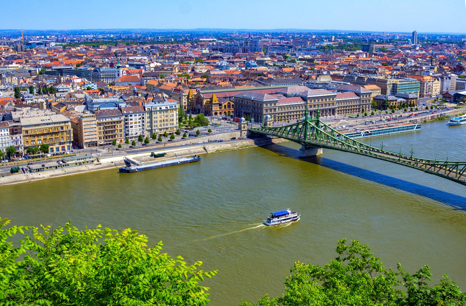 Blick auf Budapest vom Gellértberg: Auf Platz fünf des Rankings liegt die Budapest. Die ungarische Hauptstadt beeindruck nicht nur mit historischen Bauten, sondern auch mit niedrigen Preisen für Unterkünfte und Verpflegung.