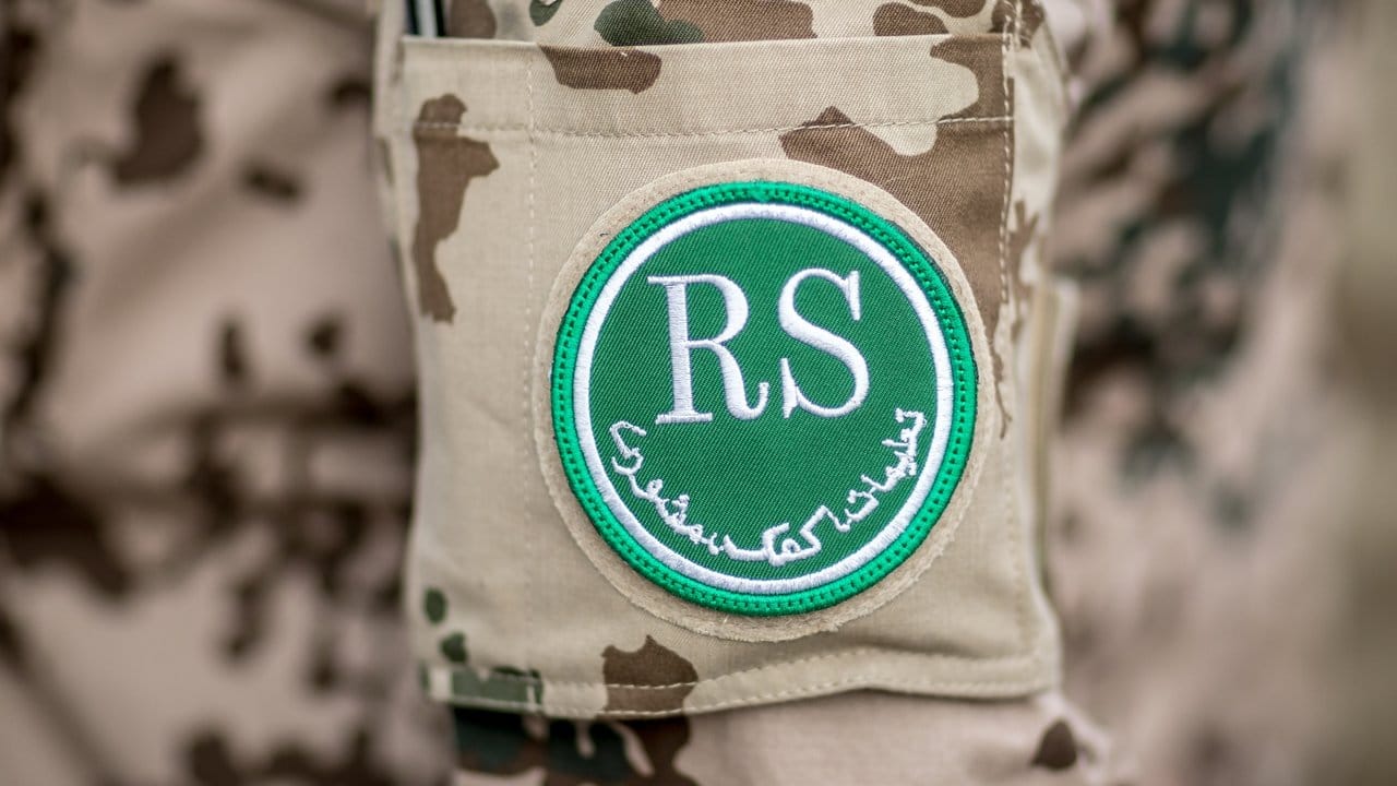 Die Buchstaben "RS" an der Uniform eines in Afghanistan stationierten Soldaten.