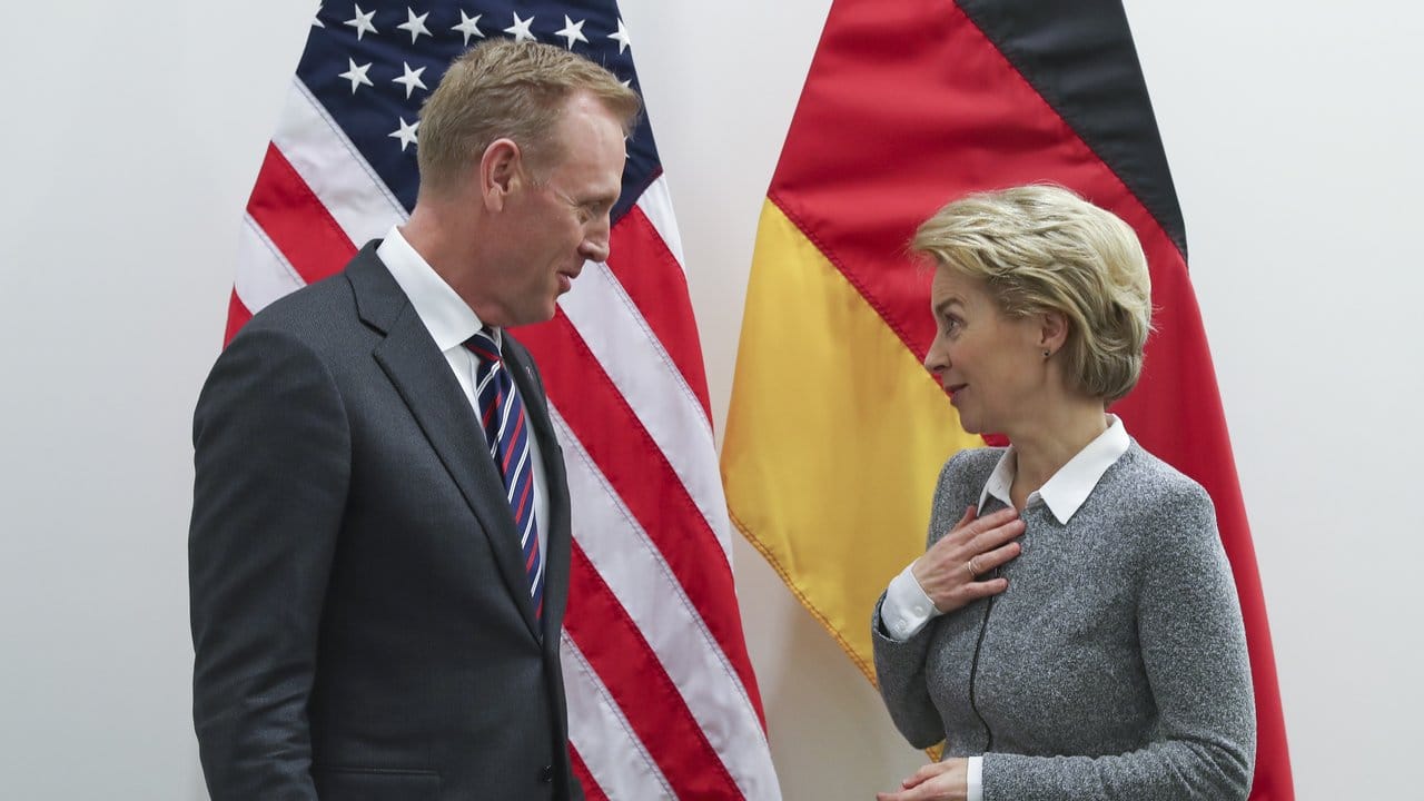 Bundesverteidigungsministerin Ursula von der Leyen im Gespräch mit dem amtierenden US-Verteidigungsminister Patrick Shanahan.