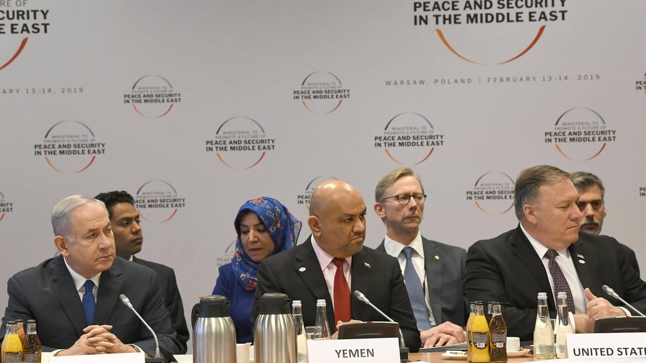 Der israelische Premierminister Benjamin Netanjahu (l) sitzt bei der Nahost-Konferenz in Warschau neben den Außenministern des Jemen und der USA, Khaled al-Yamani und Mike Pompeo.