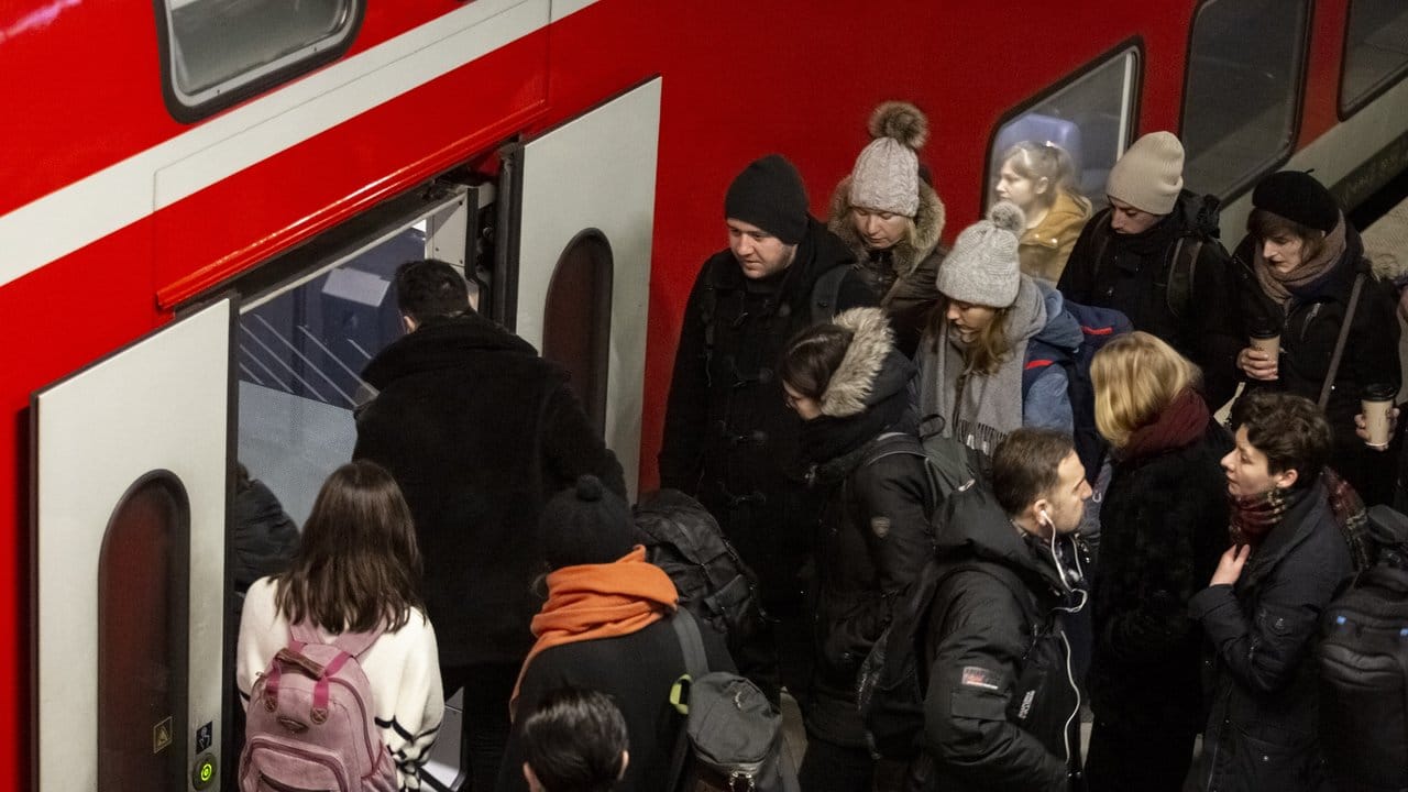 Fahrgäste steigen am Bahnhof Ostkreuz in einen Regionalzug.