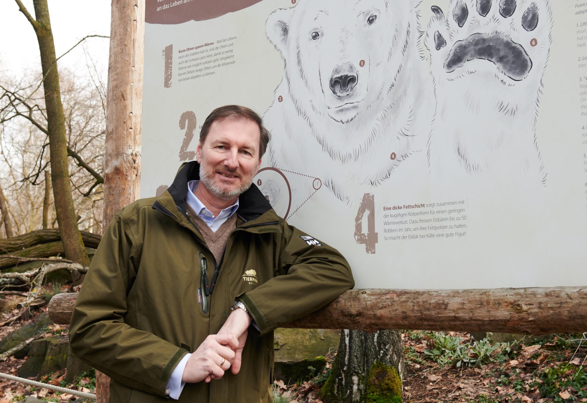 Tierpark-Direktor vor einem Info-Schild: Tierarzt Andreas Knieriem ist mit der Entwicklung des Eisbärennachwuchses "überaus zufrieden".
