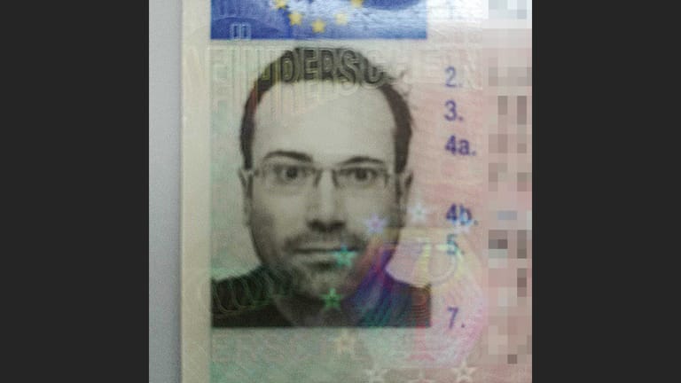 Lachen verboten: Lukas Martin durfte für sein biometrisches Führerscheinfoto keine Miene verziehen.